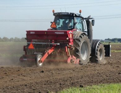 Les étapes pour conduire un tracteur agricole