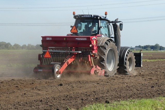 Les étapes pour conduire un tracteur agricole